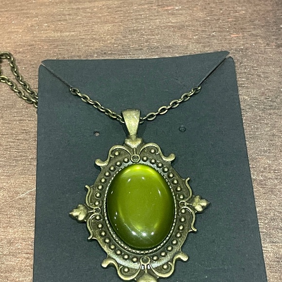 Antique gold green medallion necklace - Picture 2 of 3